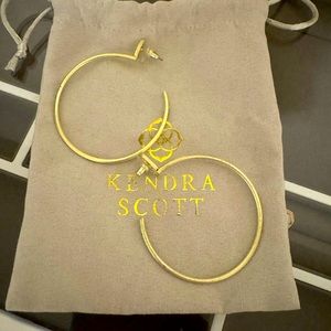 Kendra Scott’s stunning gold hoops!